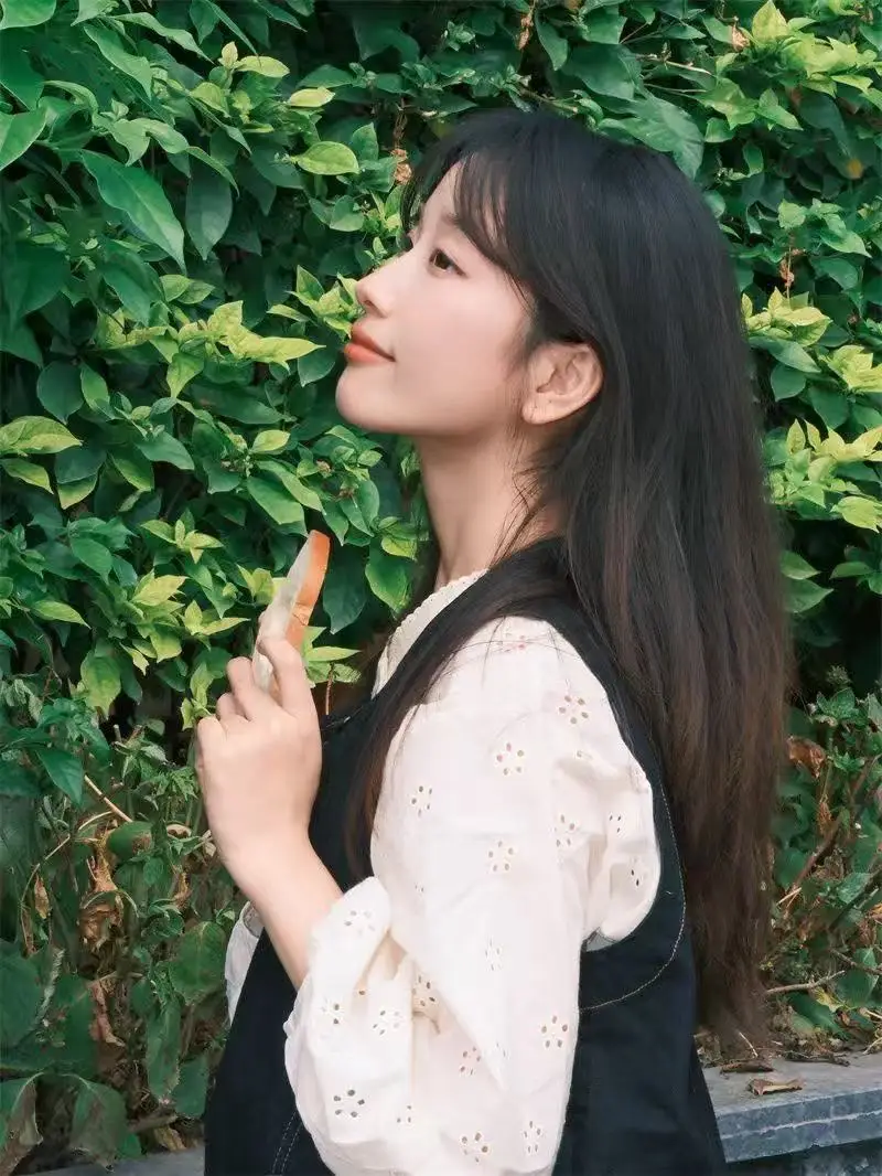 

Комплект: Вышитый приталенный жилет и юбка с высокой талией. Модный повседневный женский костюм-тройка для осени.