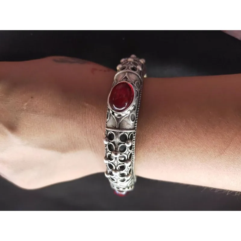 

Tibetan silver hollow bracelet inlaid with exquisite carving craftsmanship, a classic hot selling gift