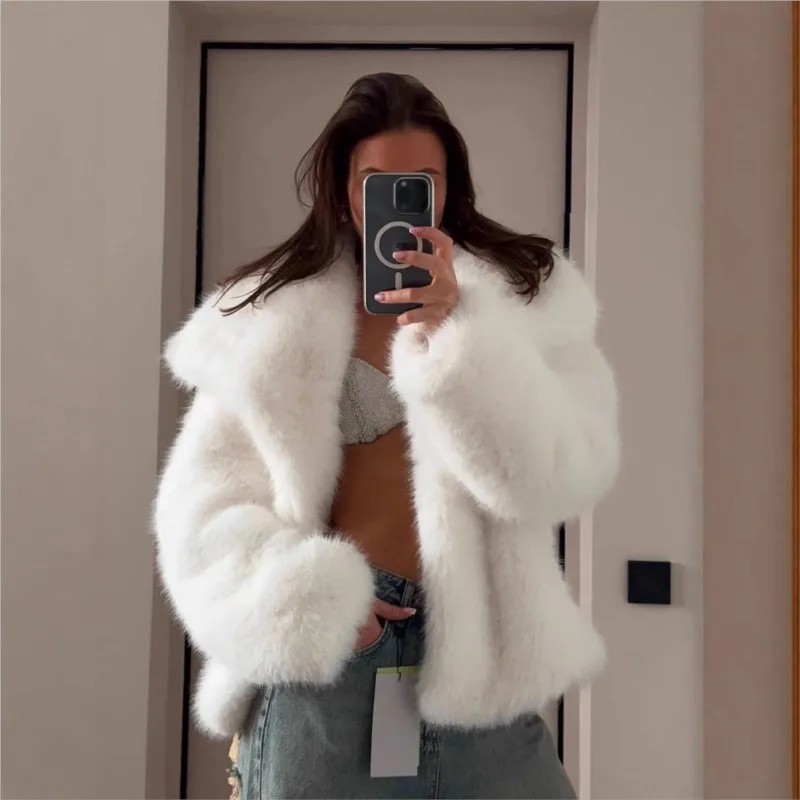 Pakaian wanita berbahan bulu campuran dengan kerah baru yang terbuat dari bulu buatan.