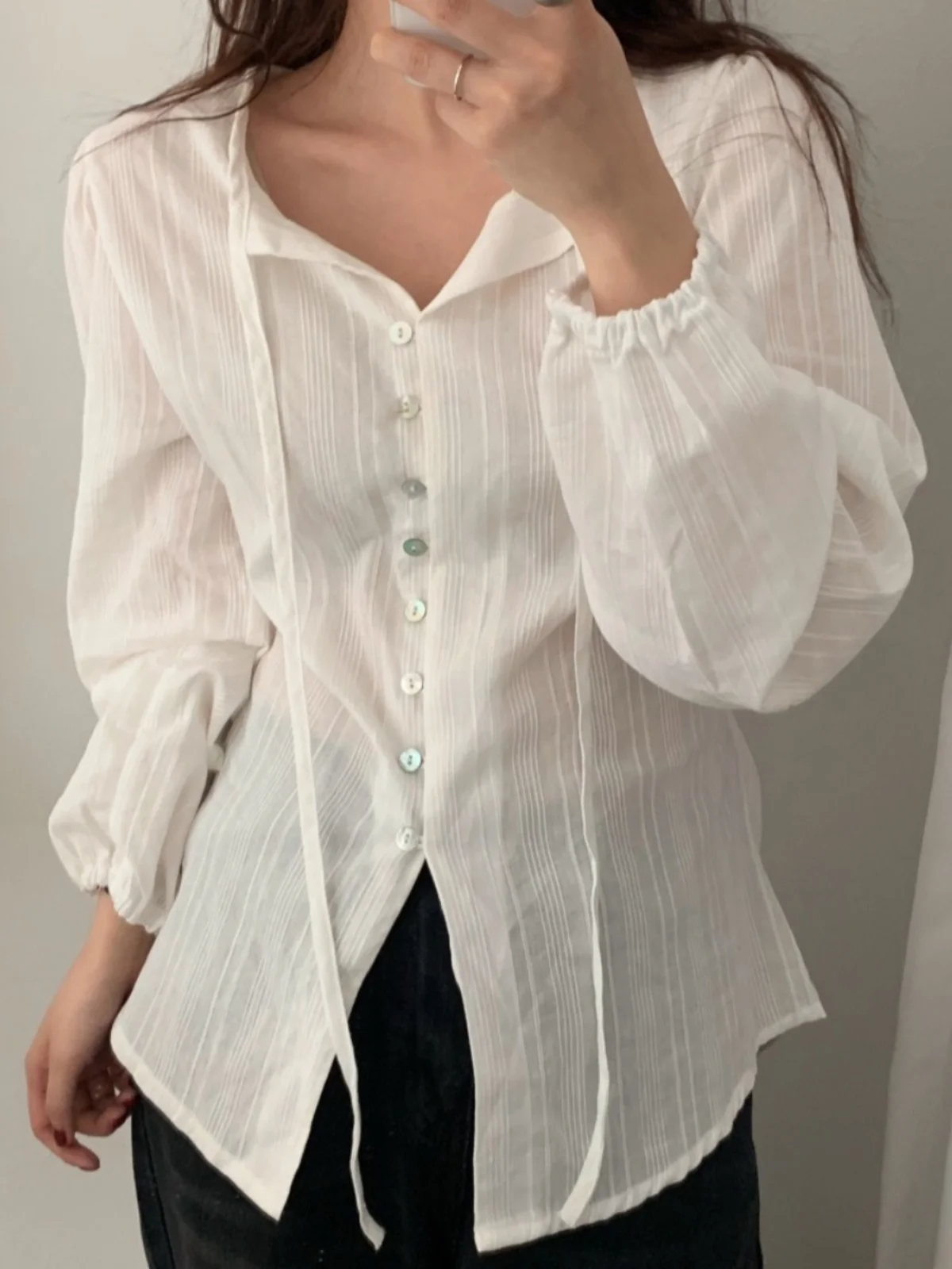 Elegancka damska długa koszula z kokardą, zapinana na jeden guzik, miękka, w stylu koreańskim, dopasowana, dekolt w serek, wzór w paski, jesień 2024 Ne...