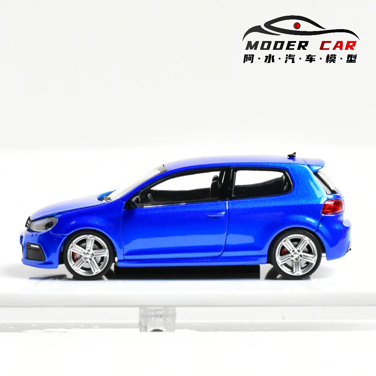 

Maxwell 1:64 Compact GOLF R MK6 Сувенирная литая под давлением модель автомобиля