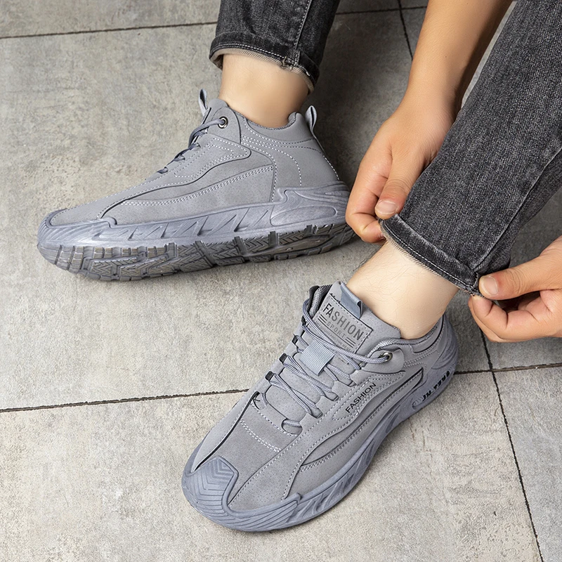 أحذية رياضية كاجوال سميكة للرجال غير قابلة للانزلاق تزيد من أحذية مفلكنة مريحة تسمح بمرور الهواء 2025 مقاس كبير للربيع والخريف