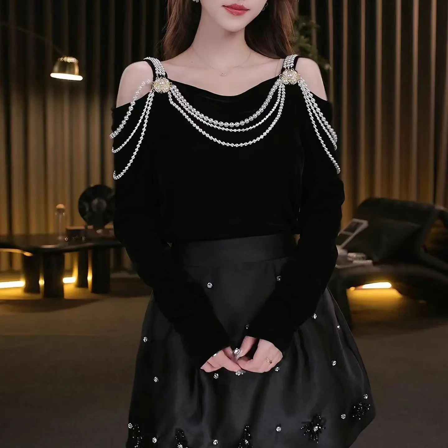 الفرنسية الصغيرة عبق نمط الأزياء حبة تصميم خارج الكتف طويلة الأكمام تي شيرت 2025 الخريف جديد رقيقة أعلى الإضافية