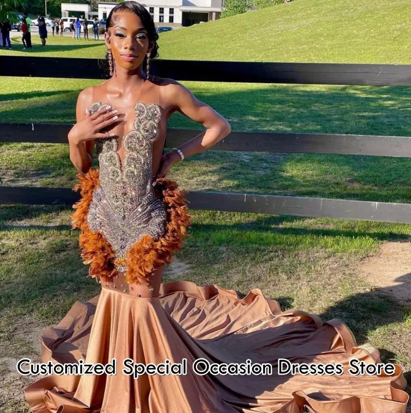 Sexy V-hals Prom Dresses 2026 Kralen Crystal Feather Zeemeermin Ruches Feestjurk Zwarte Meisjes Afrikaanse Avondjurken Aangepast