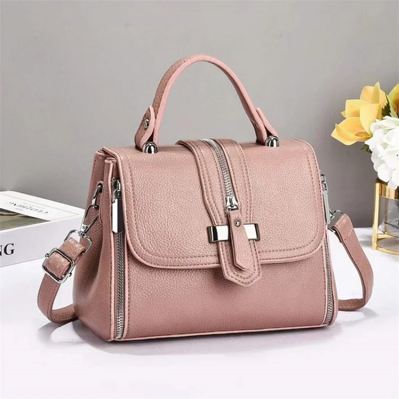 

Casual Women Messenger Bag In Waxed Canvas And Leather Trim With Weather Resistant Properties