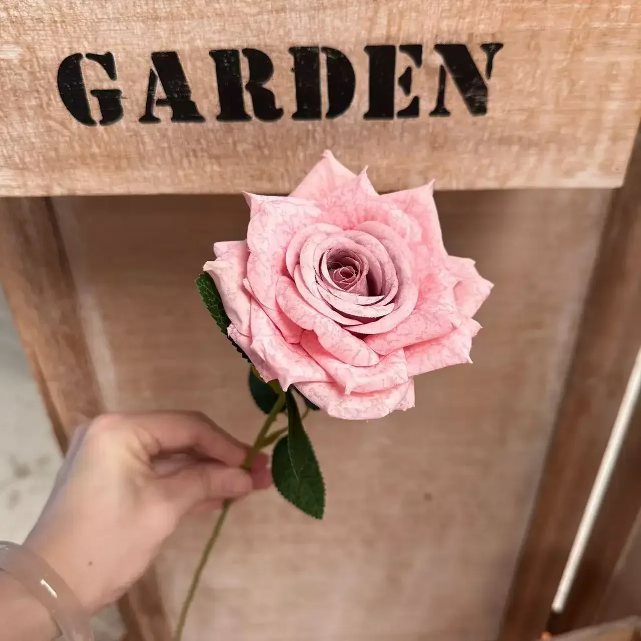 10/20 Stück Kunstblumen, Seidenrosen mit weißem, gewelltem Rand, Gartendekoration, künstliche Blumen, künstlicher Cappuccino-Rosenzweig, Kunstblume – Detail 7
