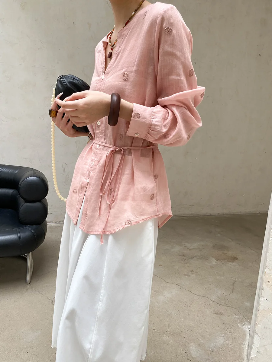 Sommerliches Damen-Shirt in unifarbenem V-Ausschnitt, locker geschnitten, mit Stickerei, für einen eleganten Look. – Detail 14