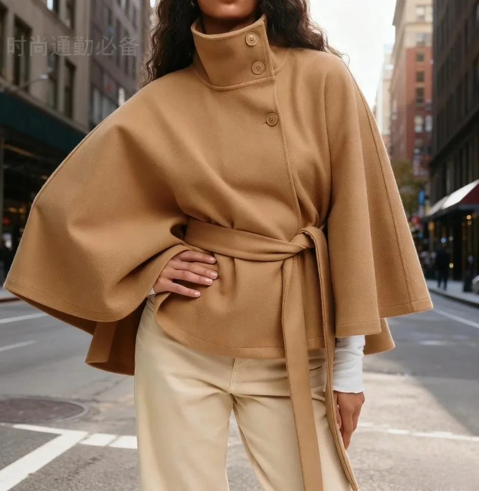 

Модное пальто-накидка | Тренч с воротником-стойкой, на пуговицах и с поясом