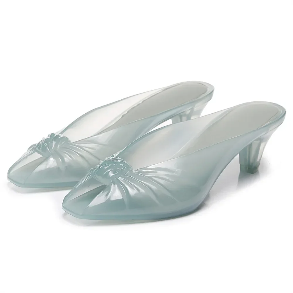 Sommerliche Damen-Sandalen in Rauchgrau, Jelly-Mules mit geknoteter Vorderseite, Peeptoe, transparent, mit mittelhohem Absatz, zum Hineinschlüpfen, für lässige Strandpartys. – Detail 12