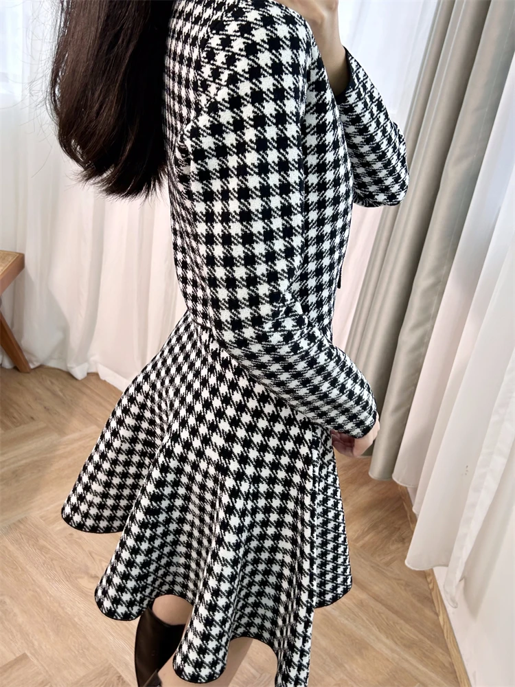 High quality cow goods! S Family 24 Spring V-neck contrasting black and white plaid short knitted cardigan and skirt set