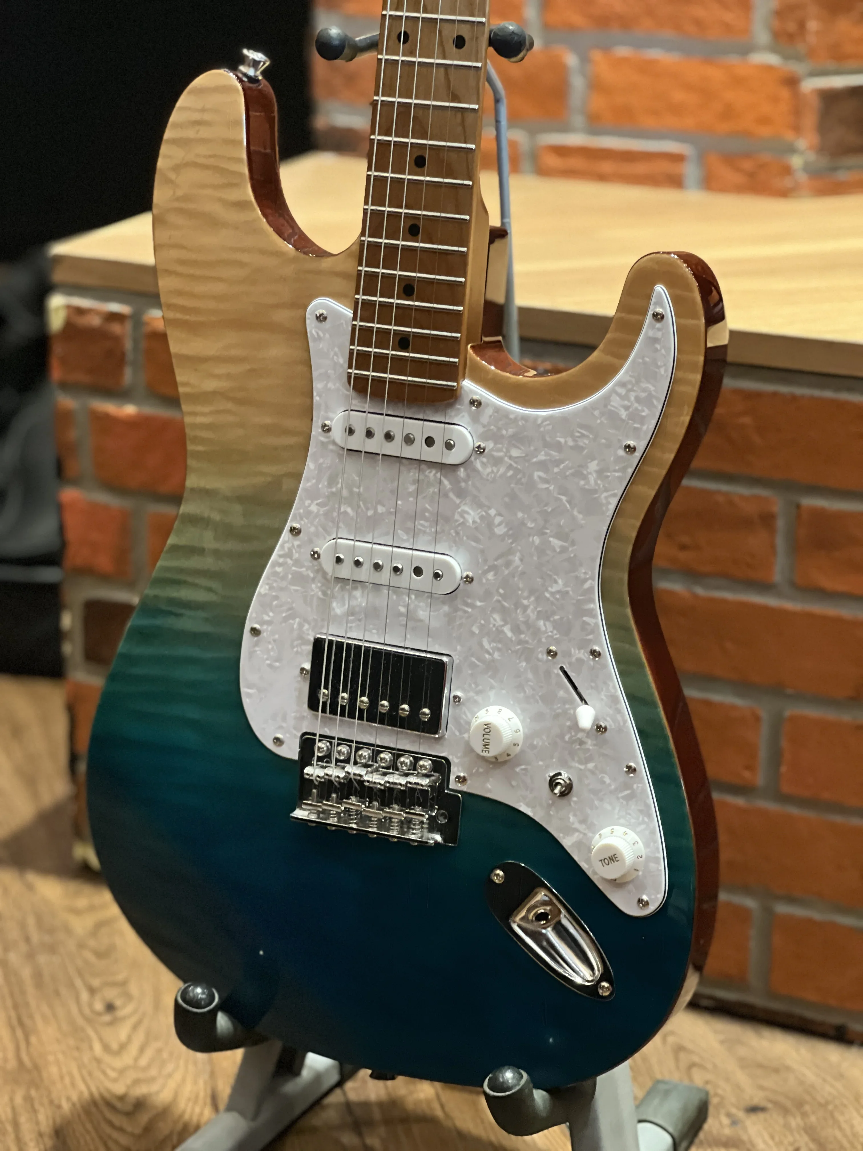 Professional Electric Guitar Poplar Body Flame Maple Veneer 6-String Musical Instrument for Stage Performance Studio Practice