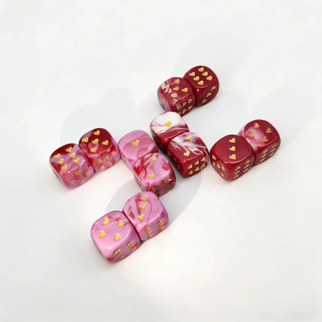 

6 штук в комплекте, 16-миллиметровые шестигранные игральные кости в романтическом стиле, набор игральных костей с гравировкой в виде сердечек, два варианта дизайна на выбор.