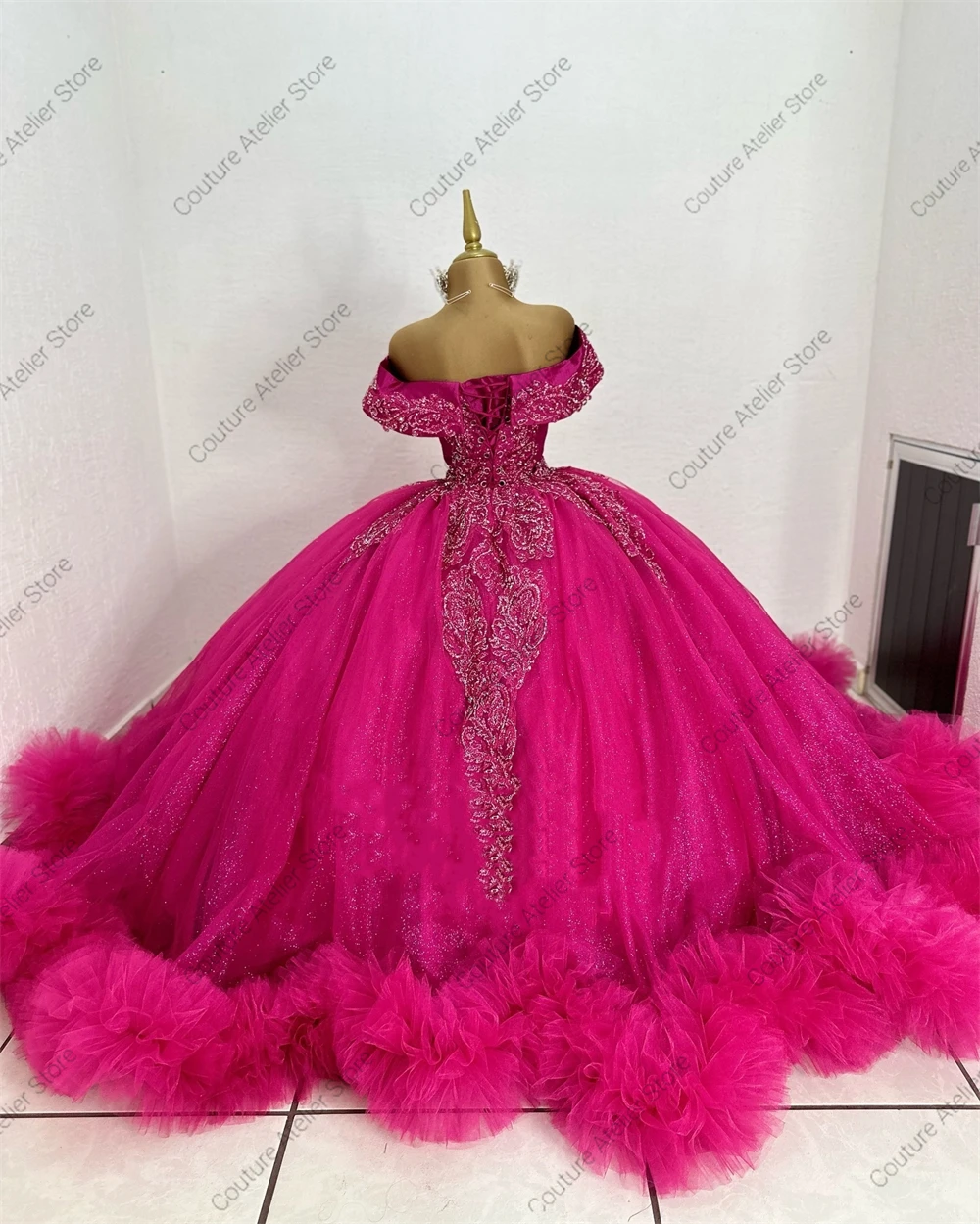 Abiti Quinceanera con strascico increspato in tulle con applicazioni di pizzo rosa caldo con spalle scoperte Abito da ballo da 15 anni Abito da principessa personalizzato