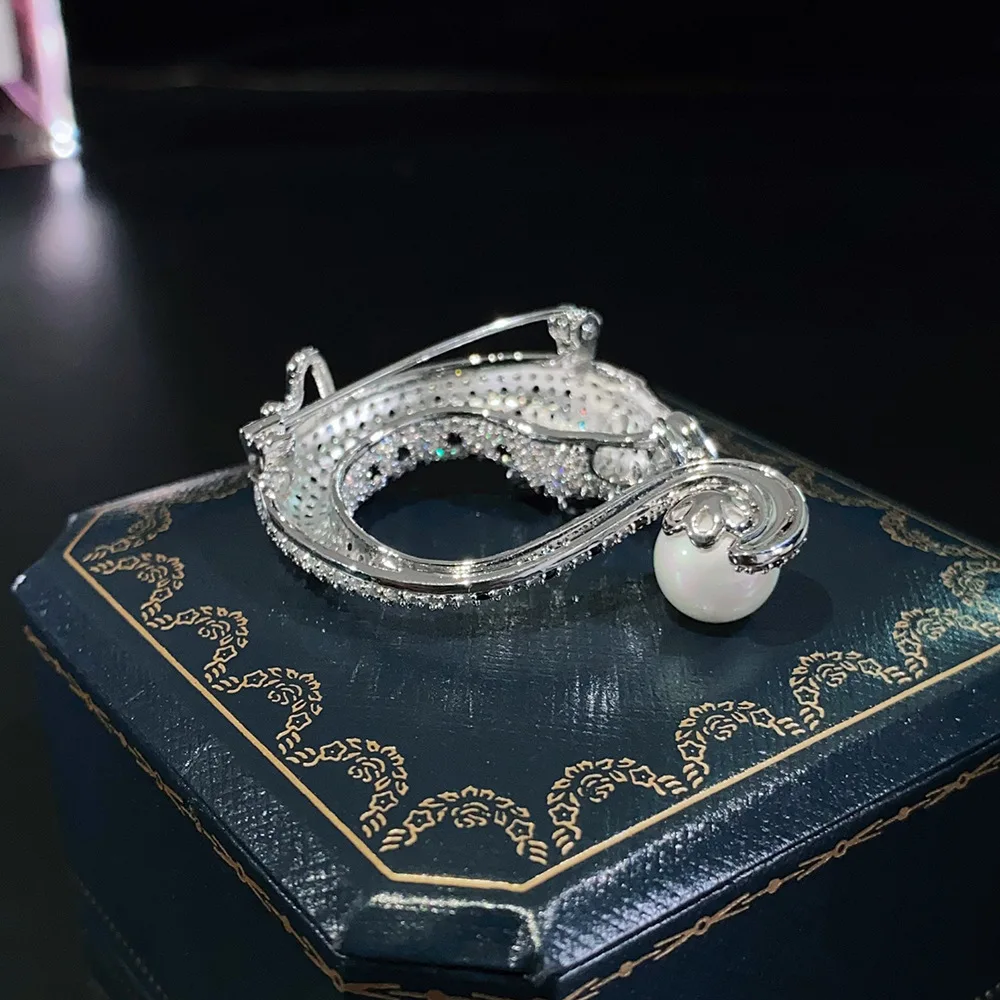 تألق كامل أسود أبيض الراين ليوبارد دبوس ل السترة معطف مساء حقيبة للجنسين بيان الحيوان بروش هدايا النساء الفاخرة