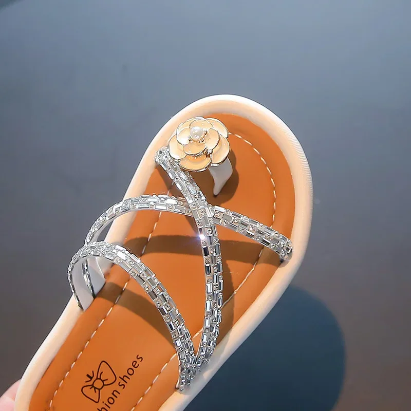 2024 Sandali da ragazza per bambini Moda estiva Fiori con strass Stile coreano Suola morbida antiscivolo Esterno Scarpe da spiaggia eleganti