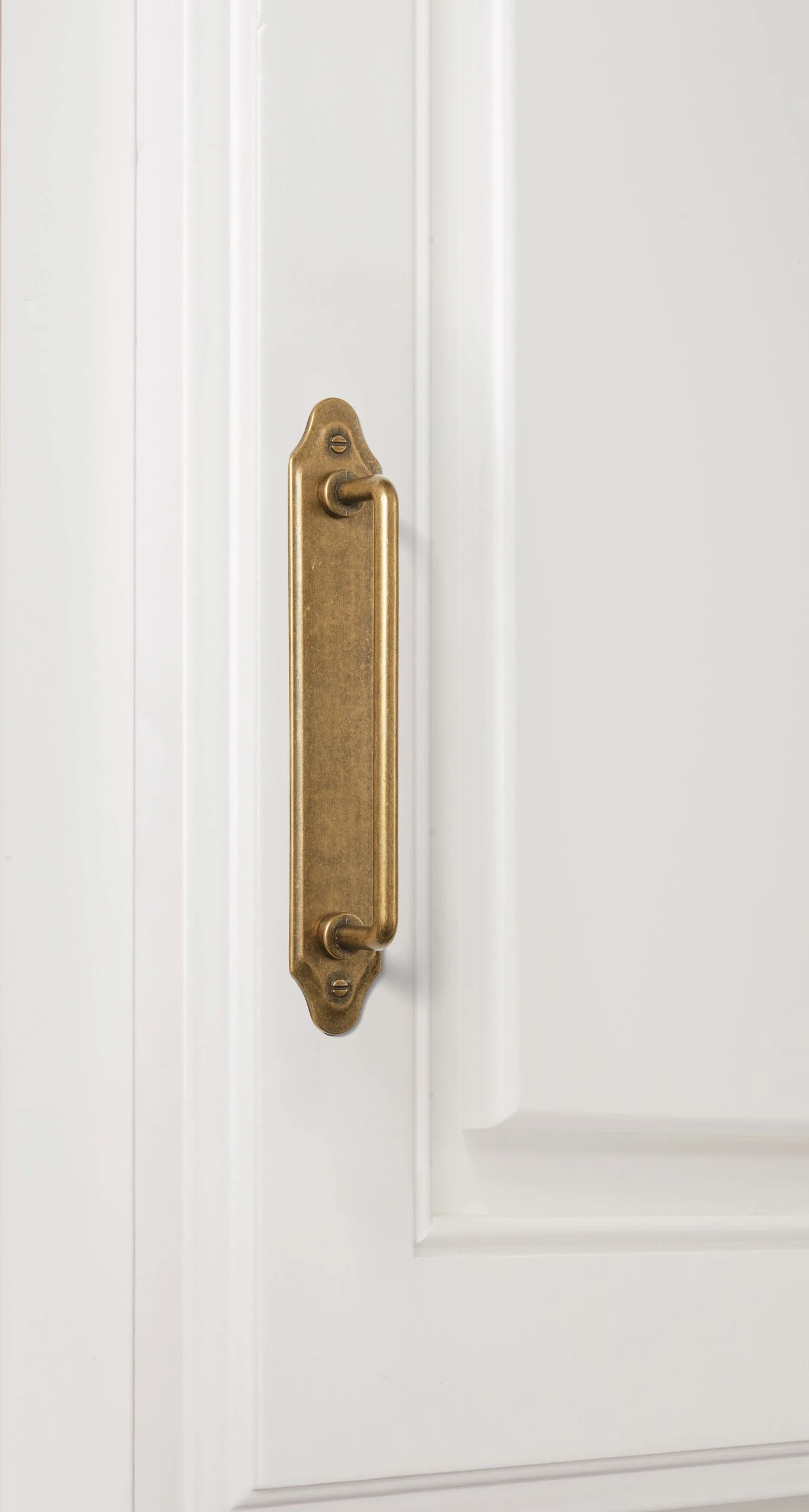 Goo-Ki Antique Brass Cabinet Pulls with Heritage Backplate, 5 Inch Vintage Zinc Alloy Drawer Handles for Furniture Restoration, Heavy Duty Hardware for Kitchen Cupboards, Vanity, and Dresser (2-Pack)