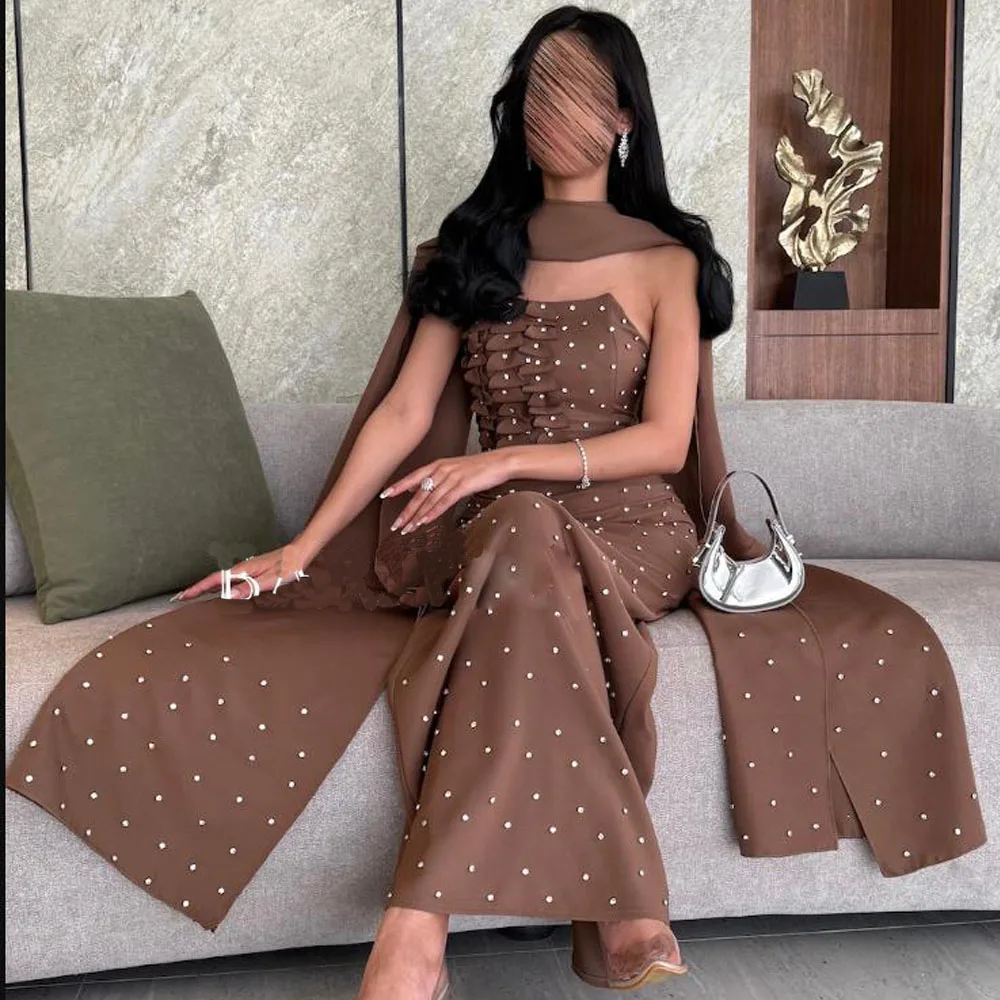 فساتين حفلة موسيقية كريستال بني مخصص مع شال بدون حمالات فستان زفاف مستقيم باتي من الساتان بطول الكاحل فستان ماكسي رسمي