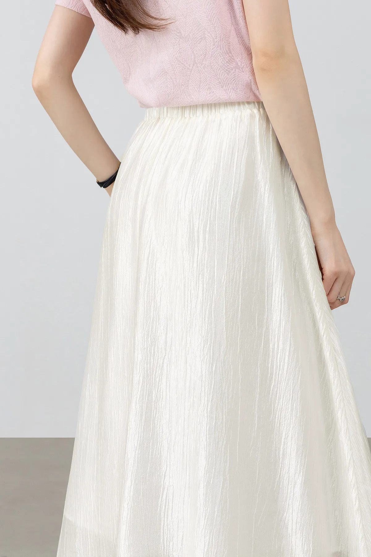 SENTUBILA Eleganter Satin-Plissee-Midirock für Damen, Sommer 2026, elastische Taille, glänzende Textur, fließender Rock für den Alltag 162QG6653 – Detail 16