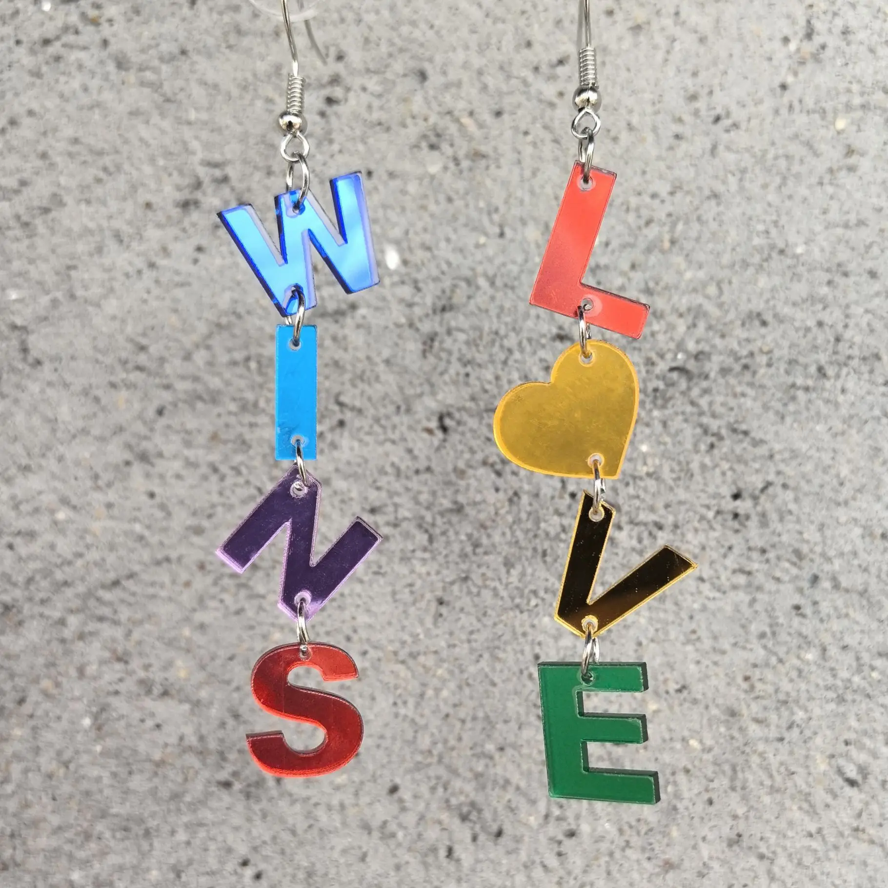 أقراط جديدة مخصصة لعيد الحب بأحرف ملونة ونوافذ شعبية تحب البيئة الإنجليزية أقراط أكريليك ديكور