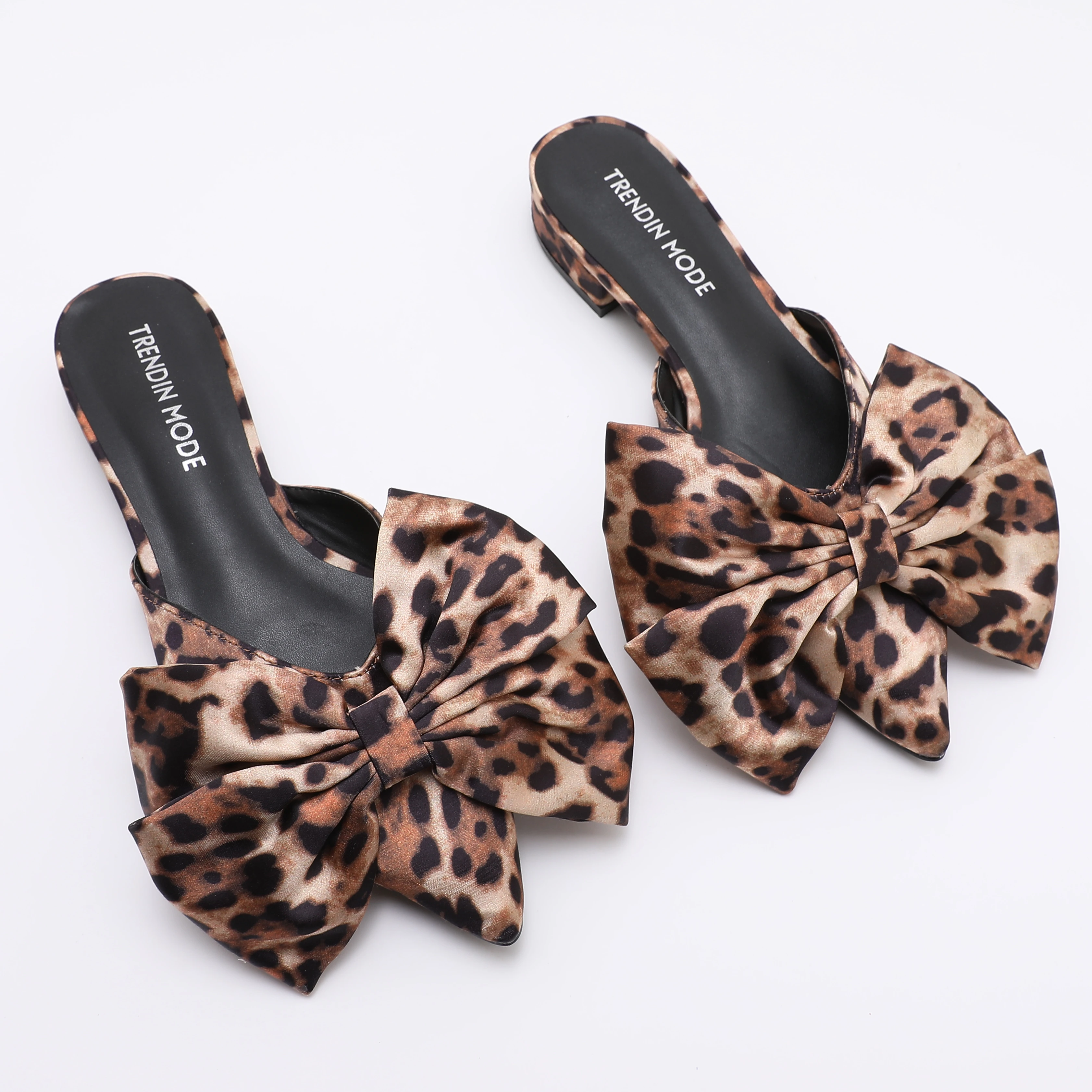 

Атласные тапочки с леопардовым принтом и бантом с острым носком