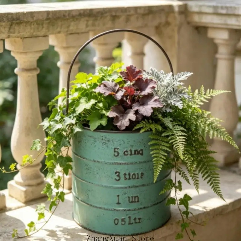 Blumenkübel aus Metall mit Tragegriff, gealterter Oberfläche und erhabenen für den Balkon und Tischhaus 3XUF – Detail 8