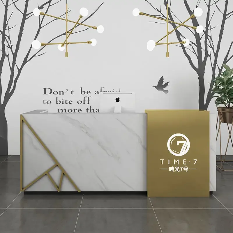 

Салонный магазин Кассовый стол Салон для мебели Индивидуальная золотая стойка регистрации Магазин одежды Офис Салон красоты Стойка регистрации