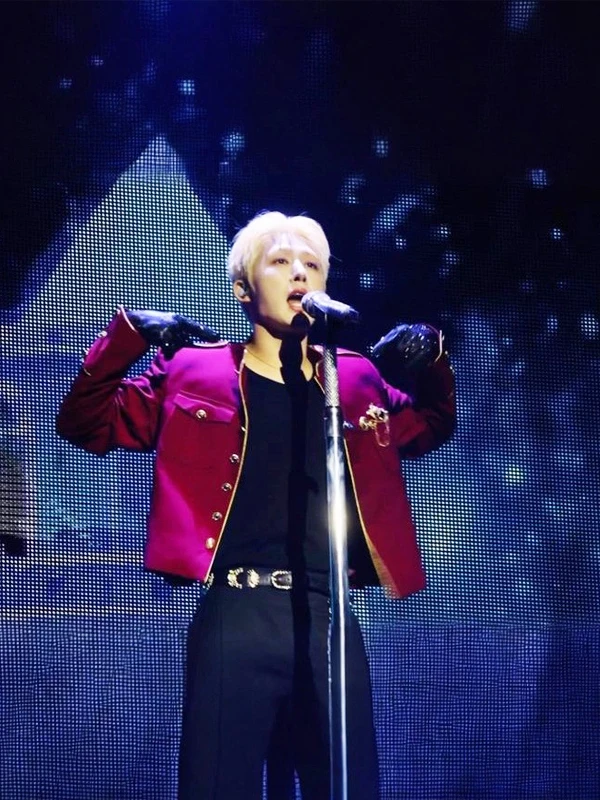 2025 New Red Performance Suit Stage Costume Casual Male Singer Performance Clothing Standard Fit Long Sleeve Button Decorated