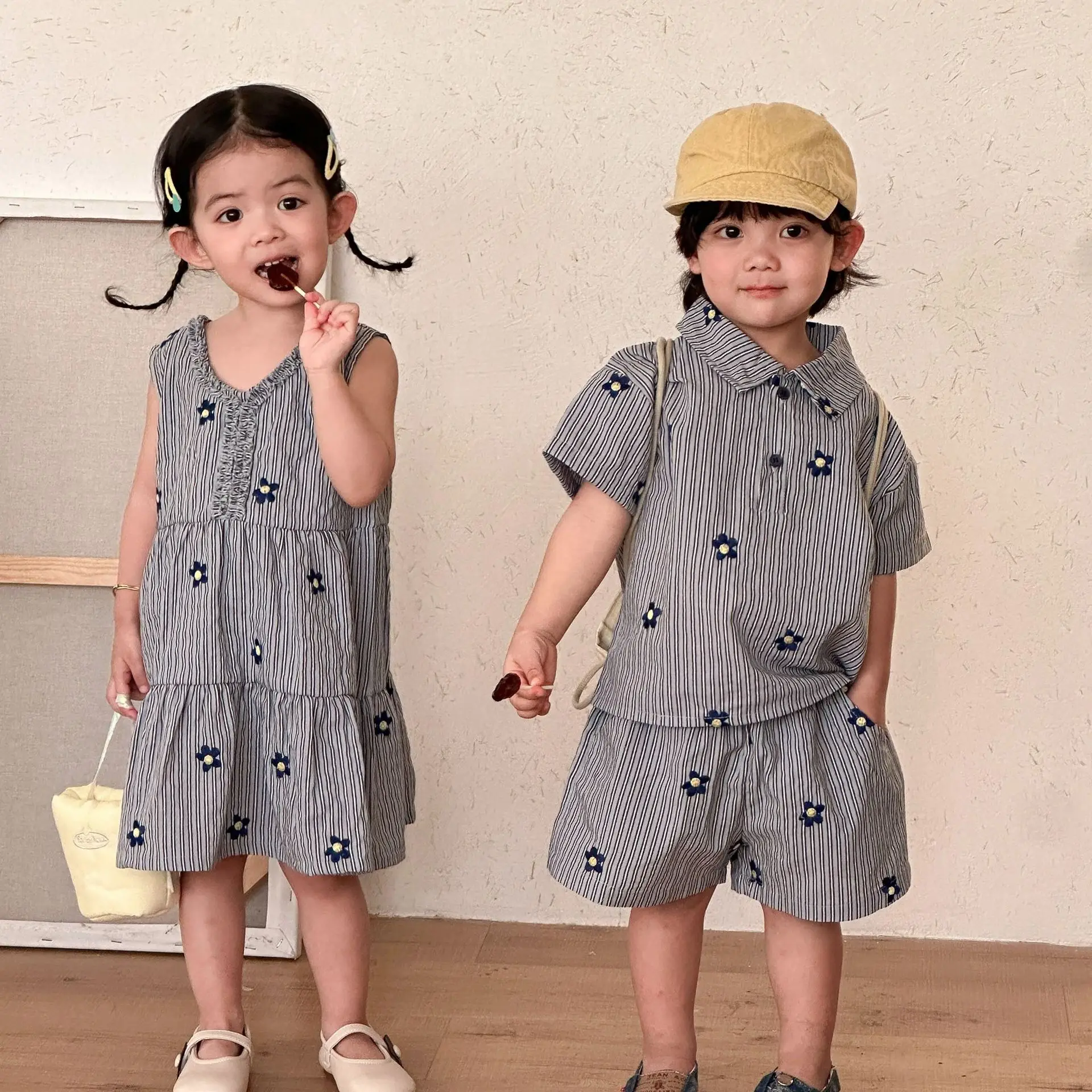 

Летний комплект для братьев и сестер: тонкое муслиновое платье без рукавов с цветочным принтом для девочек, рубашка поло с коротким рукавом + полосатые шорты для мальчиков