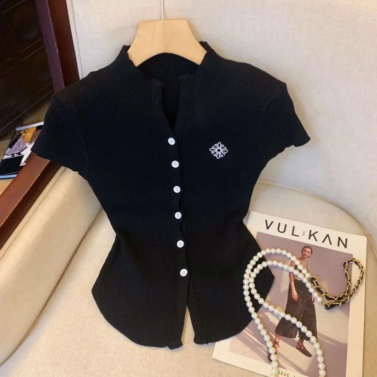 Bottoni coreani estivi Scollo a V Manica corta Cardigan lavorato a maglia Temperamento femminile Slim Top ricamato Tee Abbigliamento donna Maglione