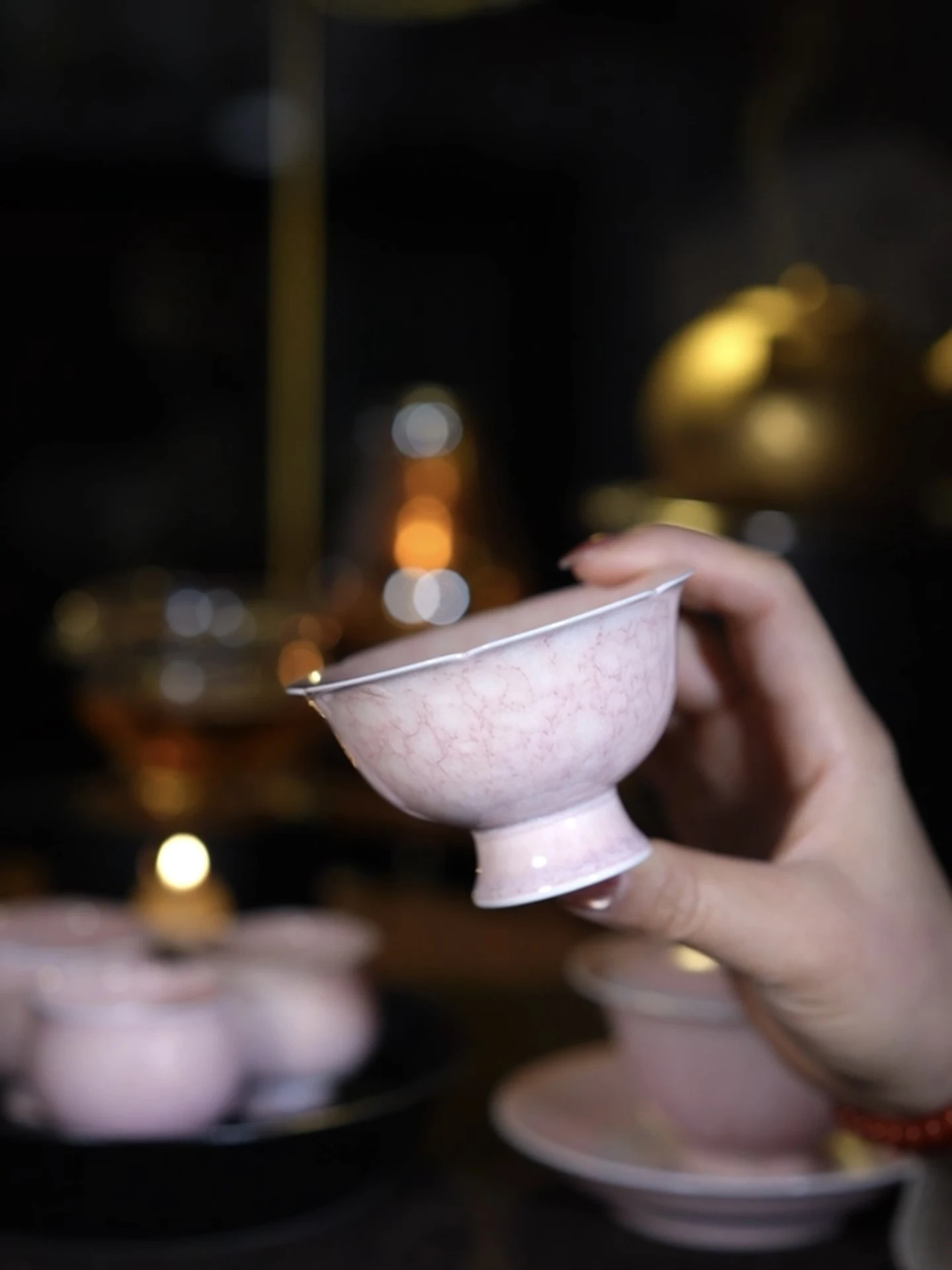 

Новая китайская чайная чашка ручной работы из фарфора Цзиндэчжэнь, цвета сакуры, на высокой ножке, для владельца, подарочная, индивидуальная.