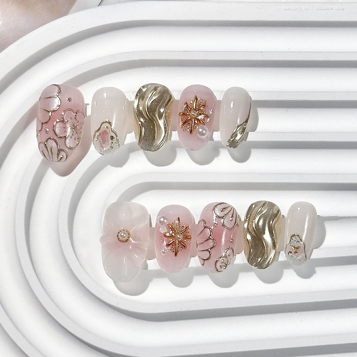 

10Pcs Short Round Handmade Fake Nails Pink Smudge 3D Flower Starburst False Nails Press on Pearl Wearable Full Cover Nails Tips