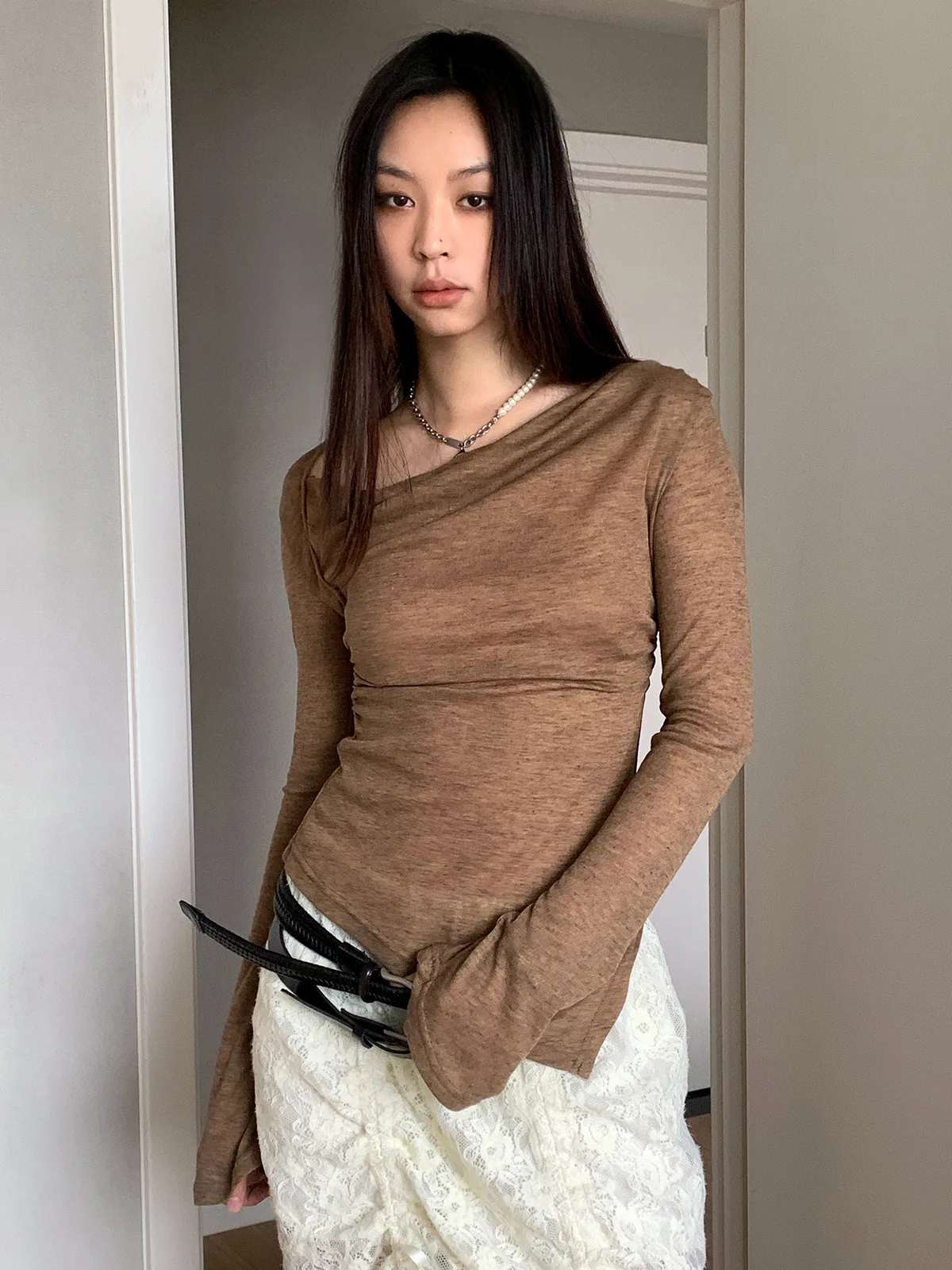 

Тонкая футболка с расклешенными рукавами и разрезом на шее, с длинными рукавами и гофрированными рукавами, футболка с асимметричным подолом, весенне-осенний топ для девочек