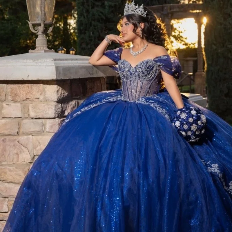 

Блестящие королевские синие платья Quinceanera с открытыми плечами, хрустальные блестящие наклейки, бусины, длинный хвост, бант, Vestido De 15, Quinceanera, на заказ