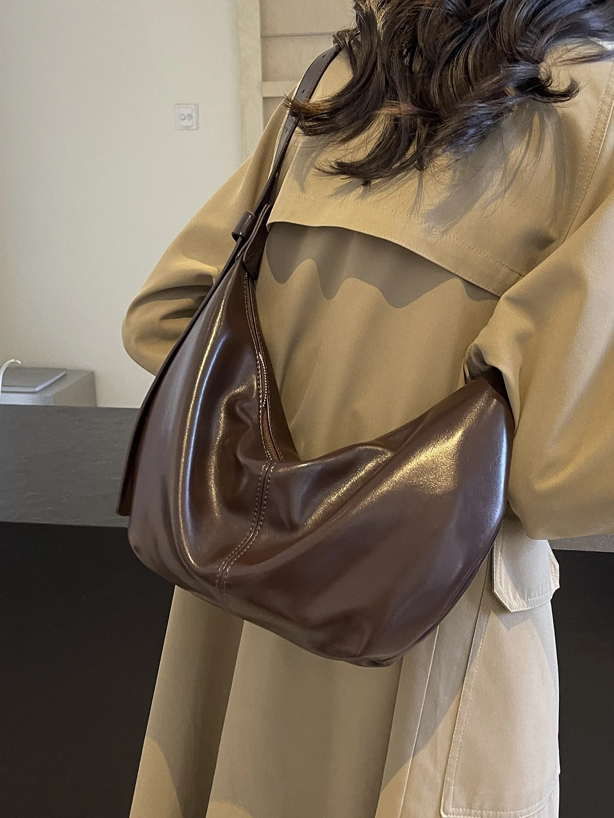 High-grade retro small bag women 2024 new autumn/winter popular messenger bag work one-shoulder underarm bag