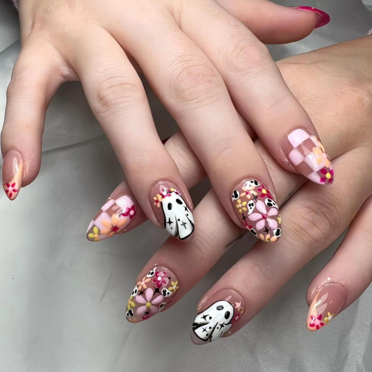 24Pcs Mid-length Almond Fake Nails Orange French Grid Press on False Nails Flower Cartoon Ghost Detachable Full Cover Nails Tips