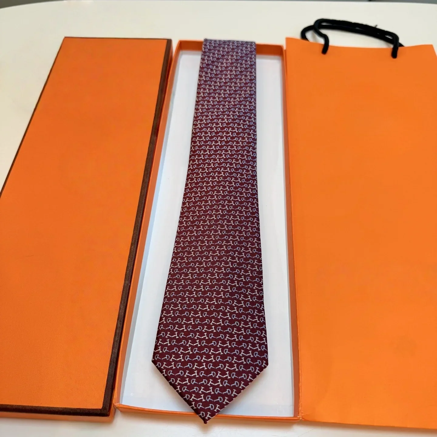 cravates-de-luxe-haut-de-gamme-redefinissant-l'elegance-des-costumes-captivant-le-minimalisme-artisanat-en-soie-exquis-cadeau-ideal