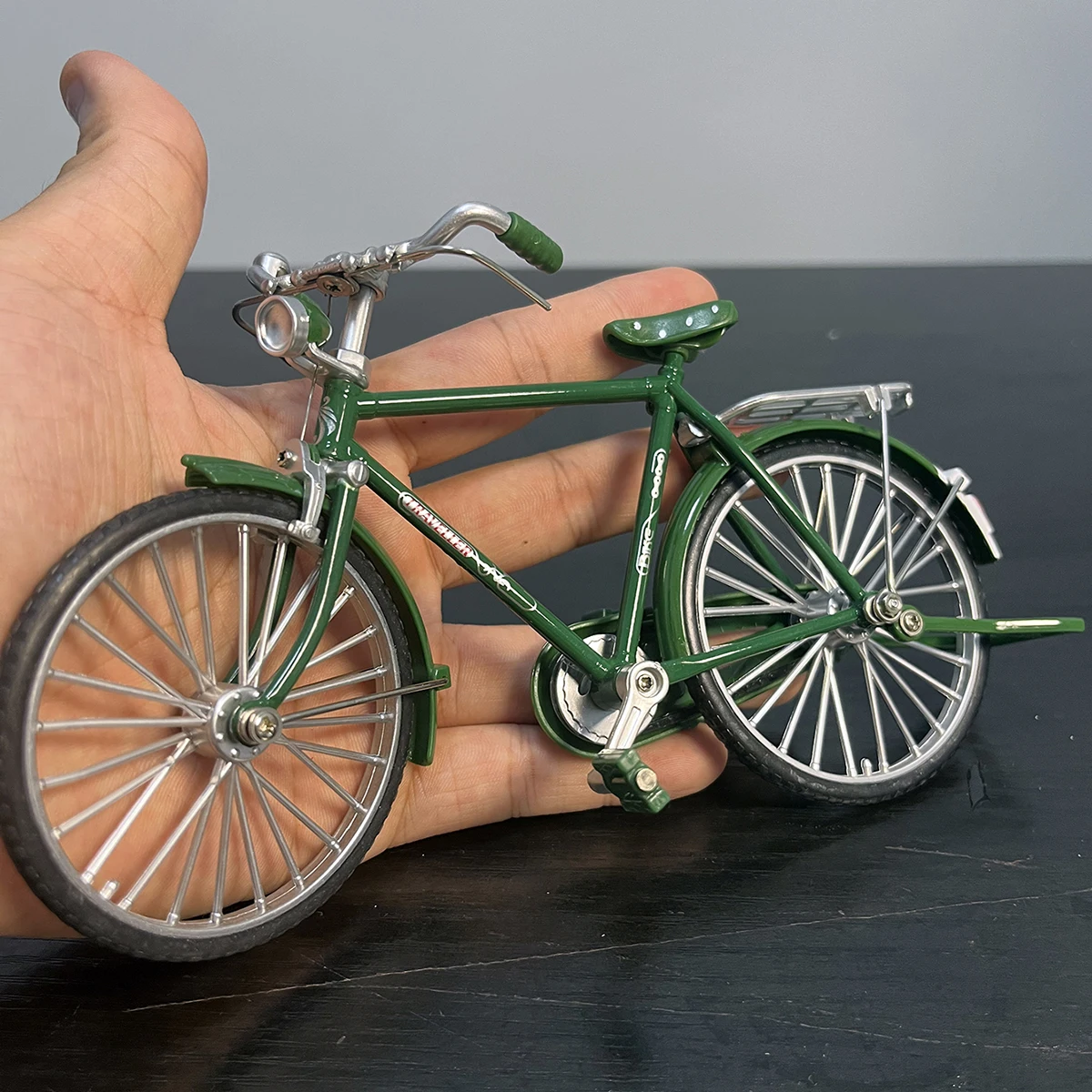 1:10 Model Alloy Retro Bike Diecast Decoration Model Metal Toy Man Green Bicycle Simulation Collection Gifts Toys