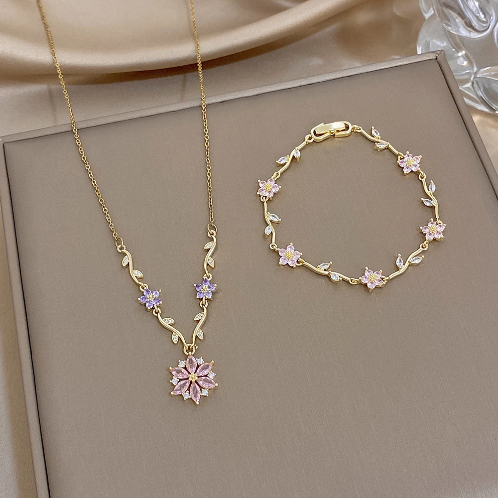 Elegantes, glänzendes, rosa Zirkonia-Blumen-Anhänger-Halsketten-Armband-Set für Damen, luxuriöser, vergoldeter Choker-Armreif, Hochzeitsschmuck-Set, Geschenk
