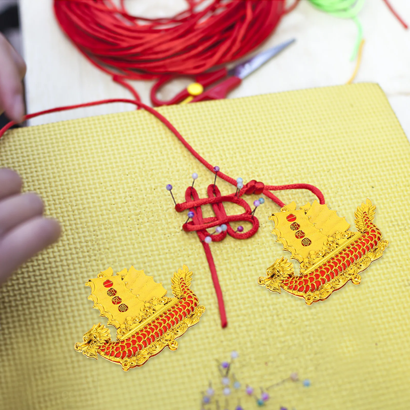 ของตกแต่งเรือมังกรทอง 2 ชิ้น ของประดับตกแต่งหลายฟังก์ชั่นตามหลักฮวงจุ้ย สำหรับสำนักงาน ห้องอ่านหนังสือ ห้องนอน บาร์ ตกแต่งภายใน งานเทศกาล