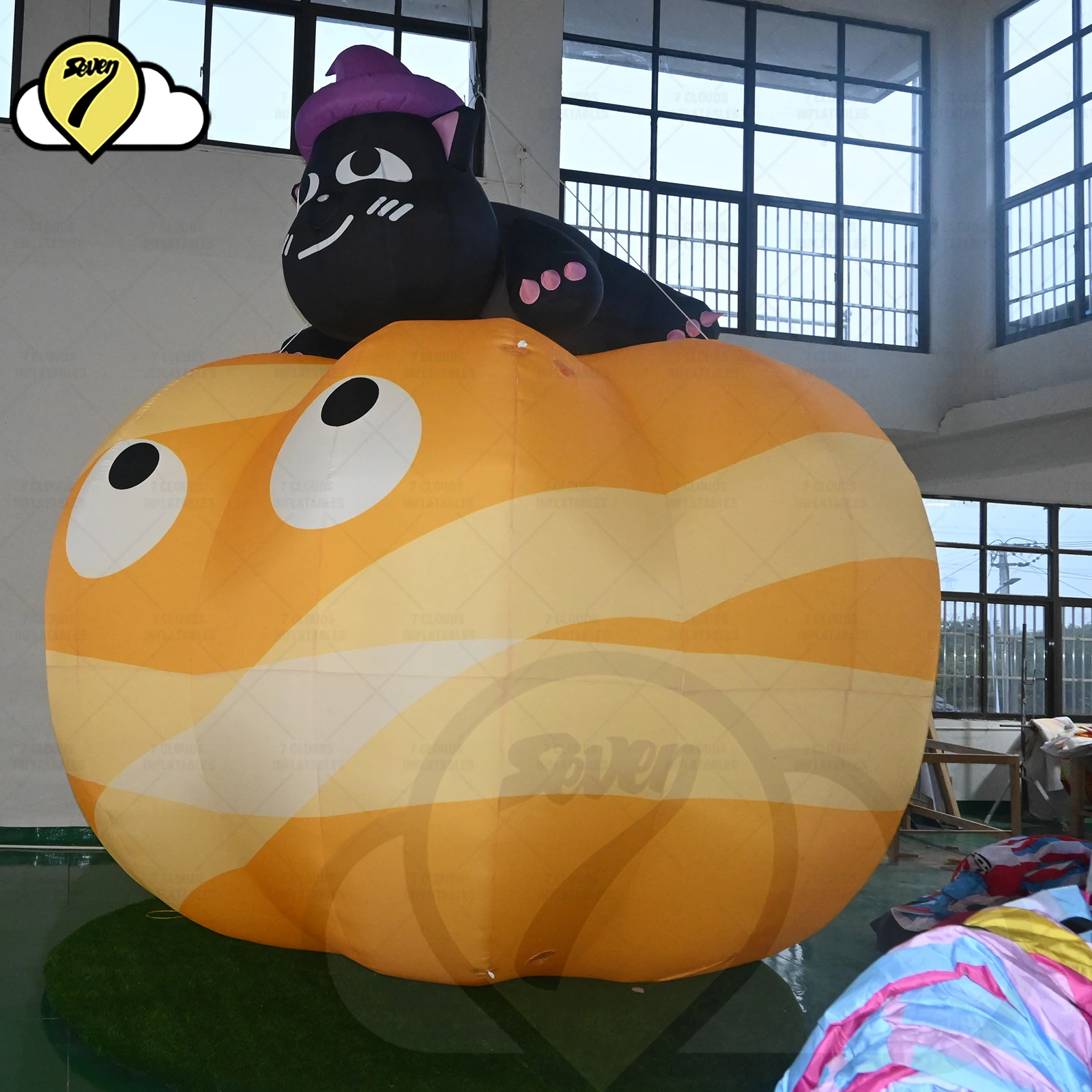 20FT Gaint Halloween aufblasbare schwarze Katze sitzen auf Kürbisballon mit Gebläse-LED für Event-Halloween-Tag der Toten Dekoration
