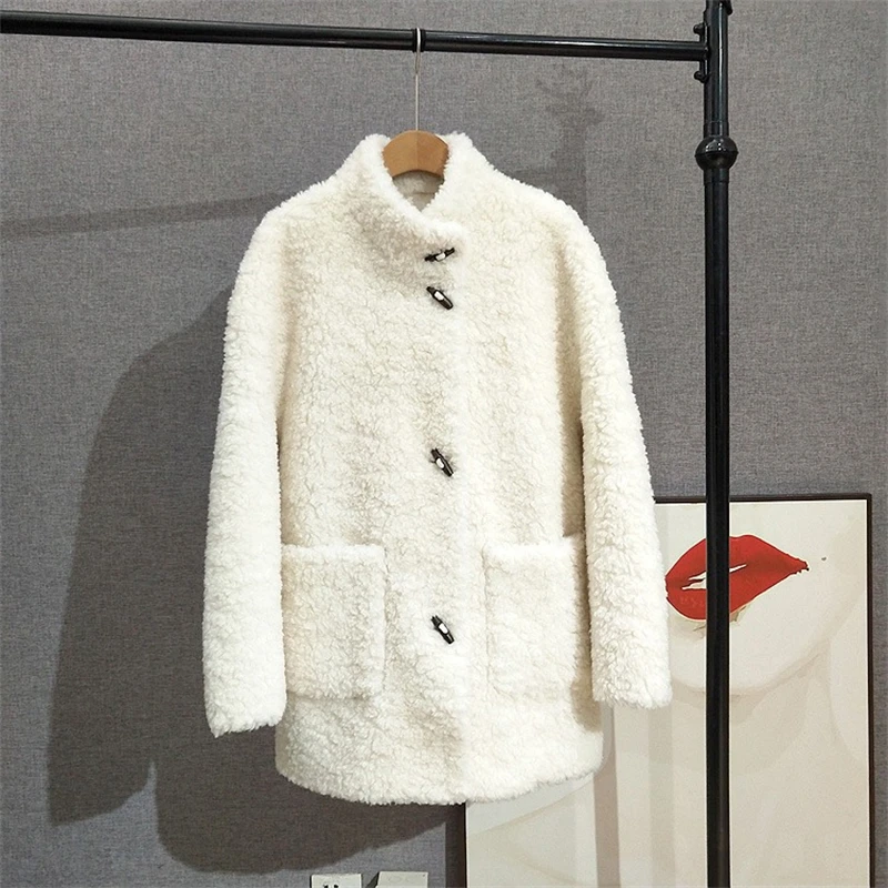 سترة من فراء الصوف 100% بأزرار على شكل قرن خشبي متوسطة الطول وياقة واقفة معطف نسائي من Sheep Sharling JT501