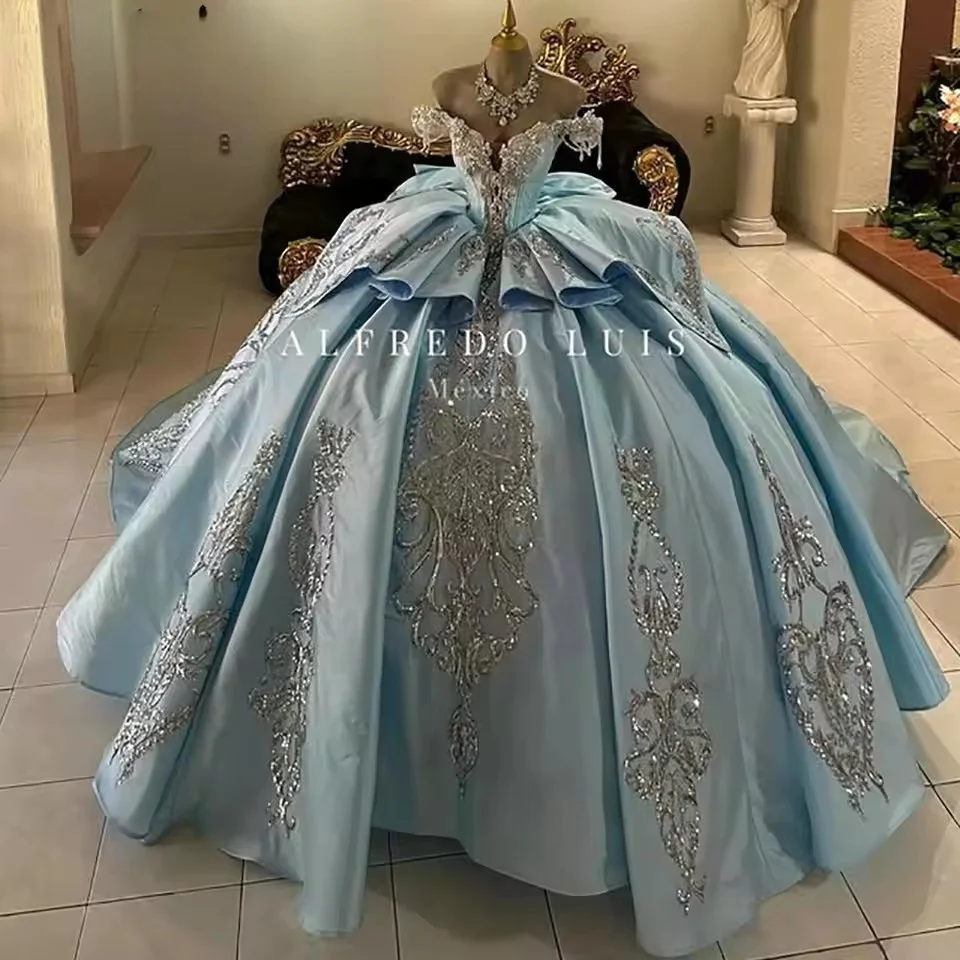 

Небесно-голубое платье Quinceanera с открытыми плечами и бантом с оборками, бальное платье с бисером и кристаллами, кружево Sweet 15, Anos по индивидуальному заказу