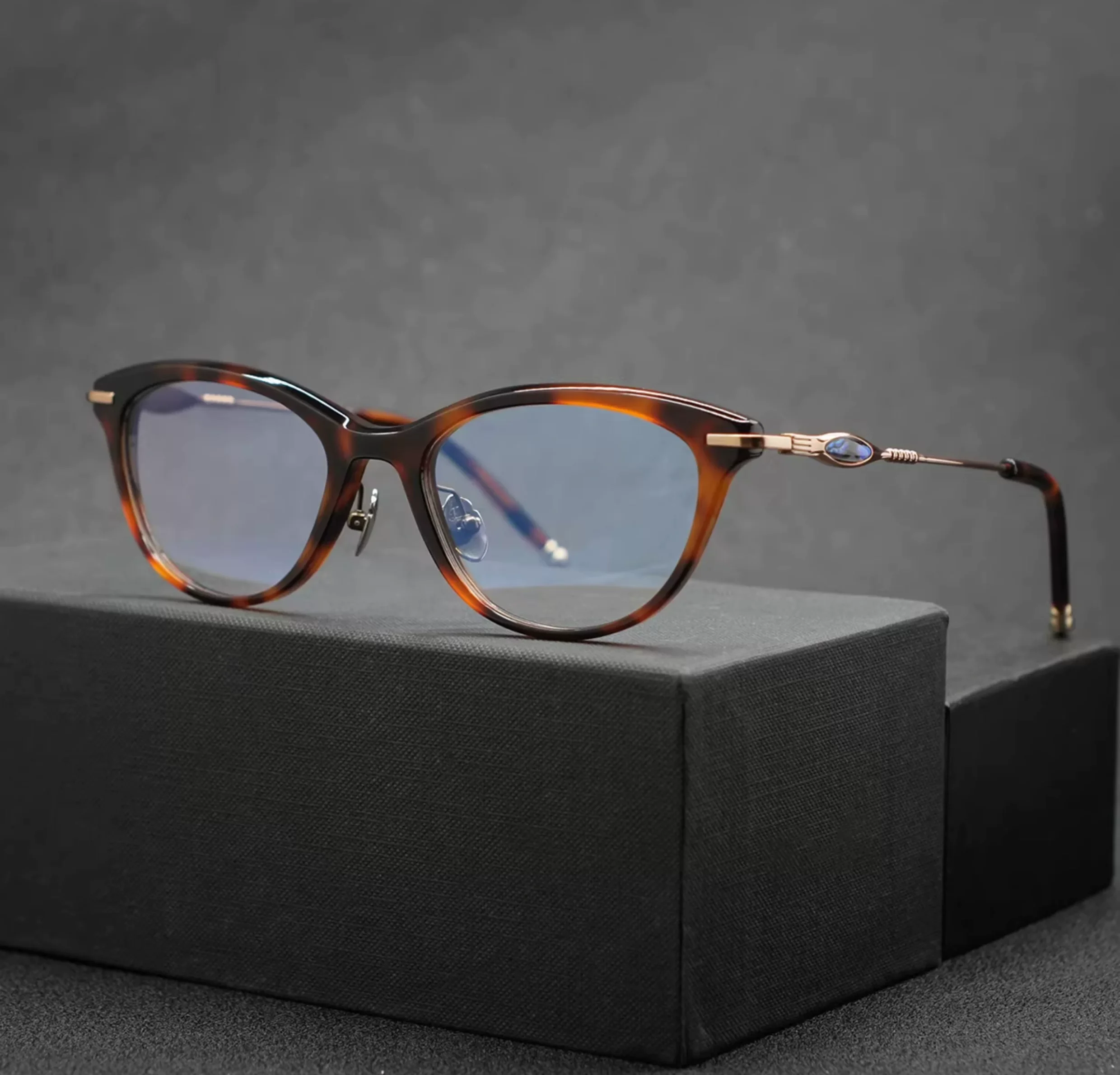 Fashionable pear shaped eyeglass frame, ultra light pure titanium eyeglass frame, can be paired with prescription glasses