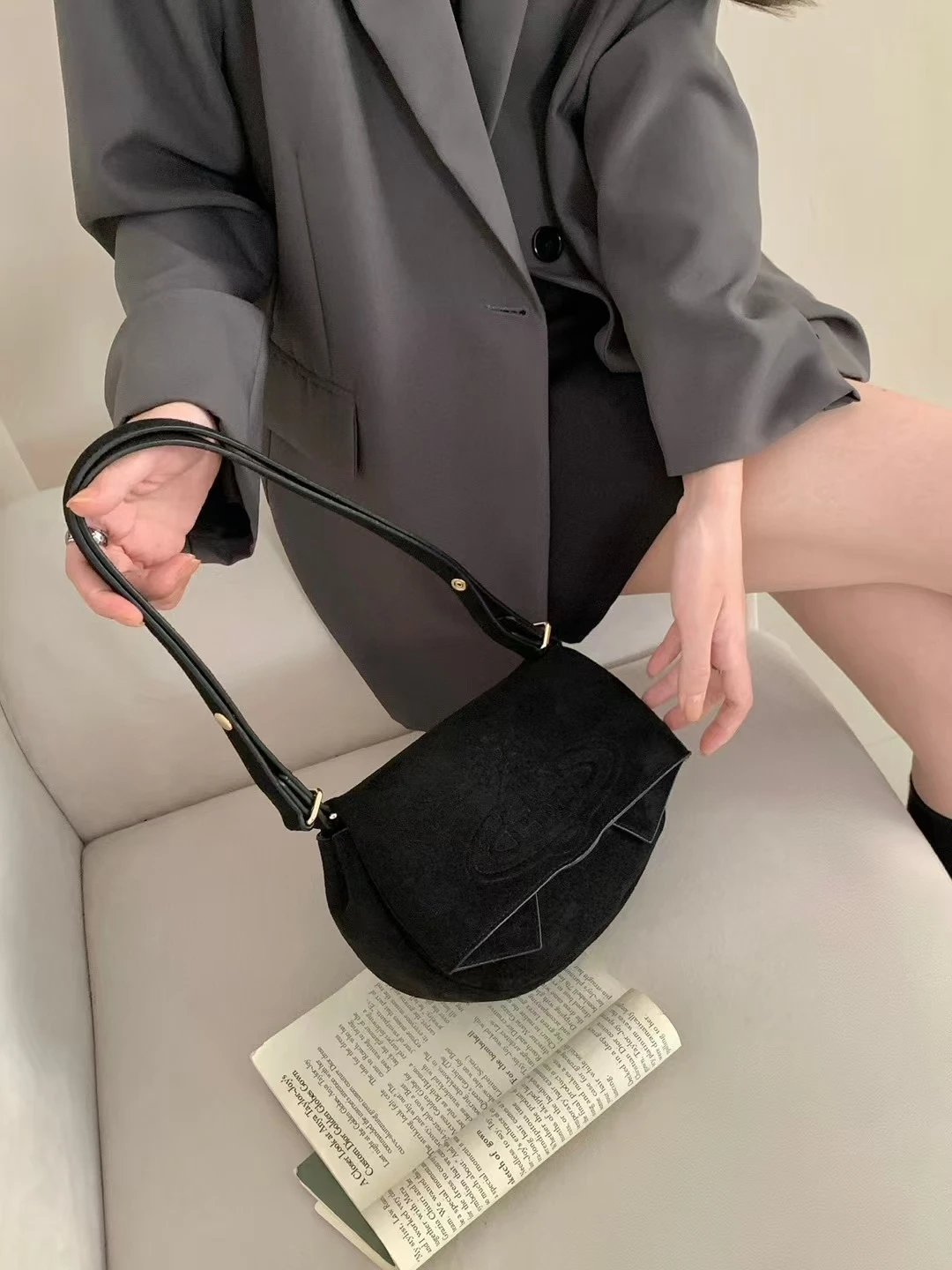 

Замшевая женская сумка через плечо, новинка 2025, милая крутая седельная сумка с ласточкой, универсальная для офиса и поездок на работу