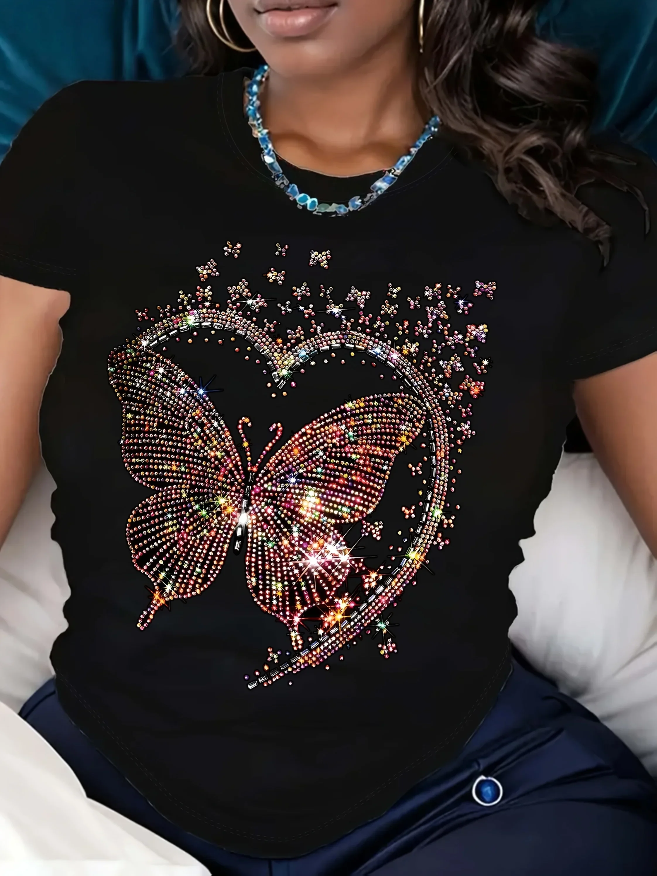 T-shirt da donna con stampa cuore a farfalla scintillante, top girocollo casual a maniche corte, design rosa e blu vibrante, morbido tessuto di cotone