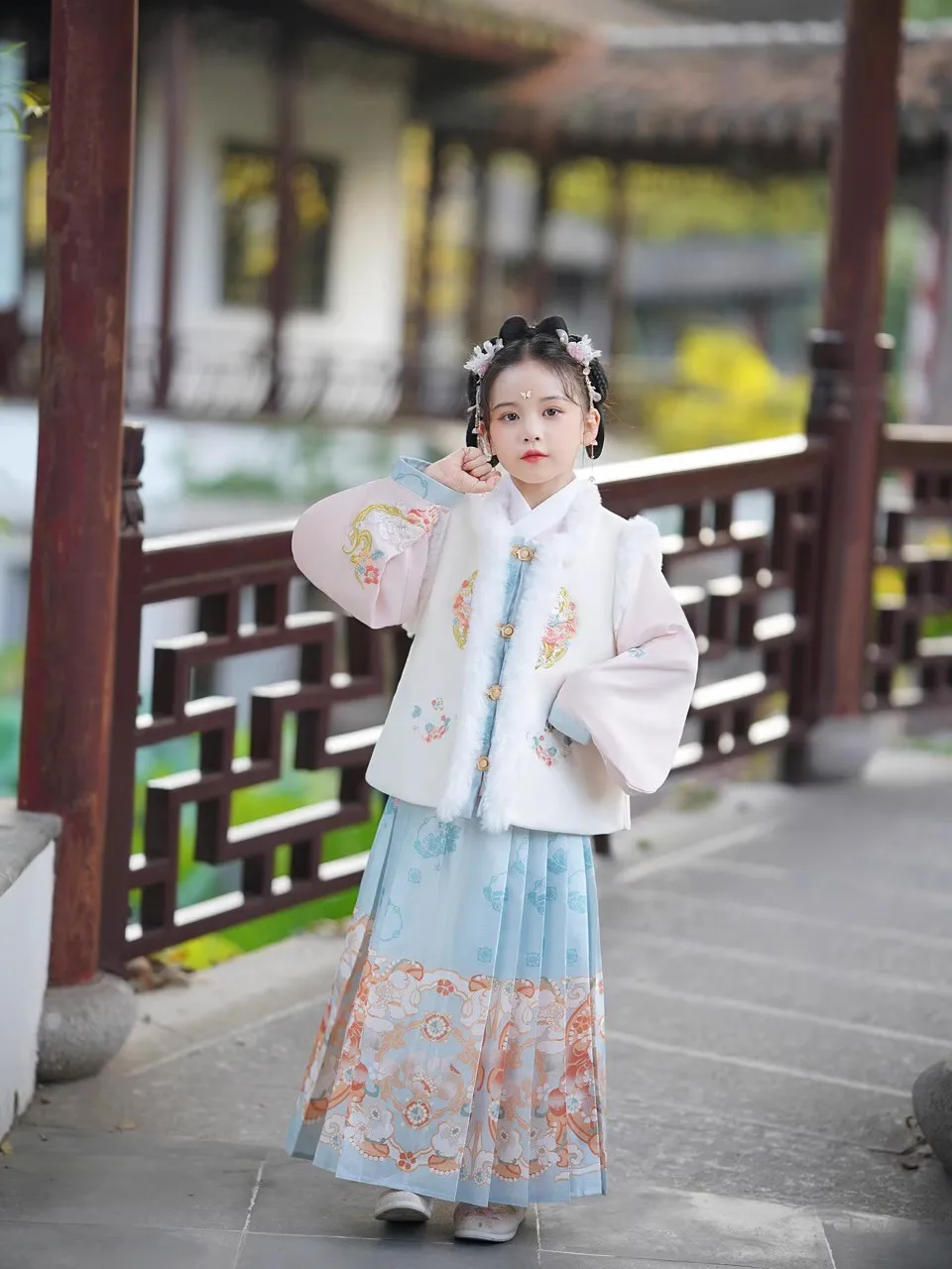 Hanfu ชุดเด็กผู้หญิงสีขาวปักลายแบบหนาชุดปีใหม่กระโปรงหน้าม้าฤดูหนาว