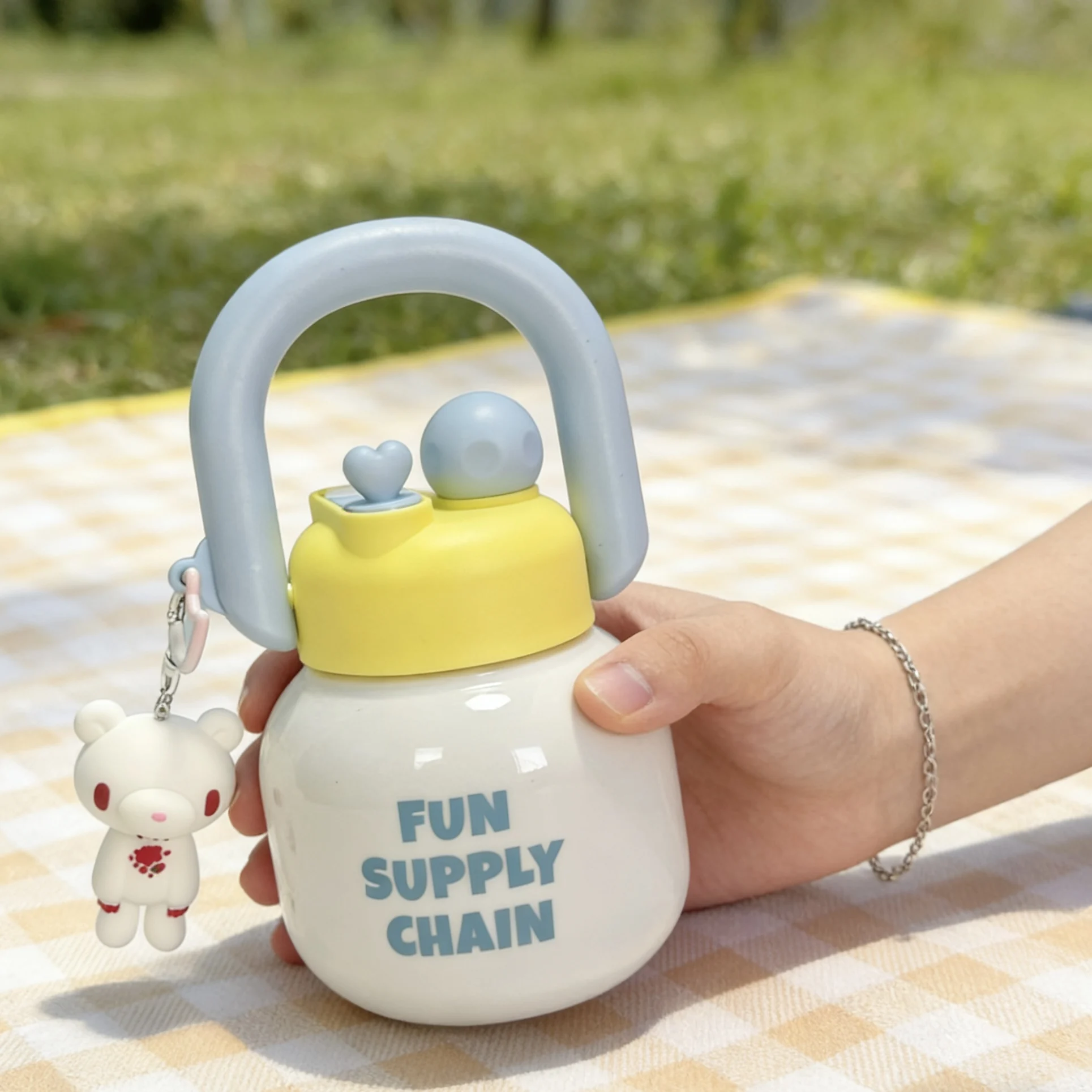 

Cute Bear Portable Water Bottle with Handle & Charm – Kawaii Travel Tumbler for Daily Use 800ml