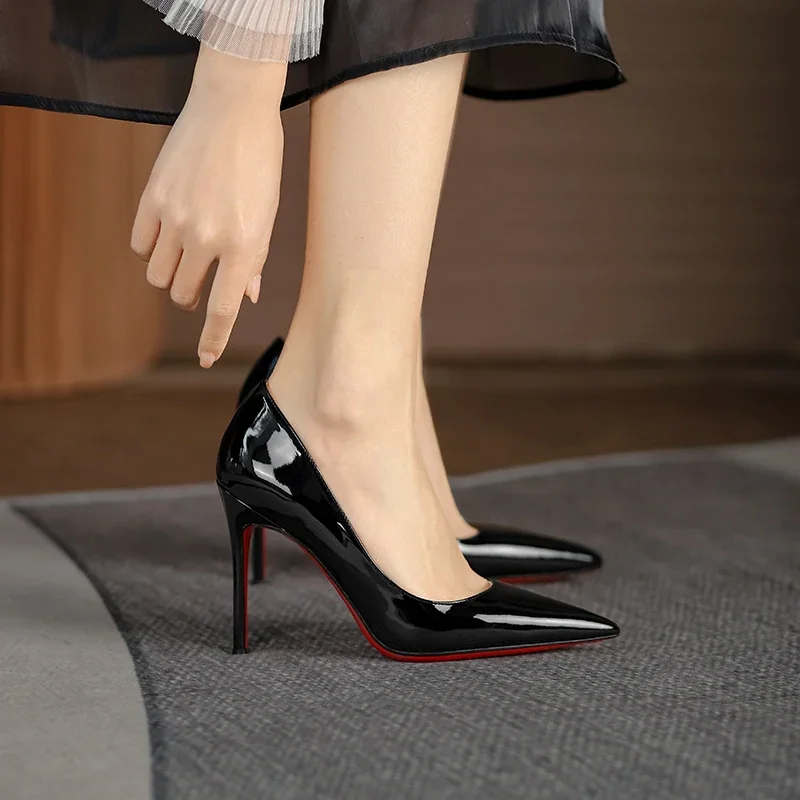 كعب عالٍ صيفي جديد متعدد الاستخدامات ومثير باللون الأسود للنساء مع كعب رفيع، حذاء فردي مدبب احترافي