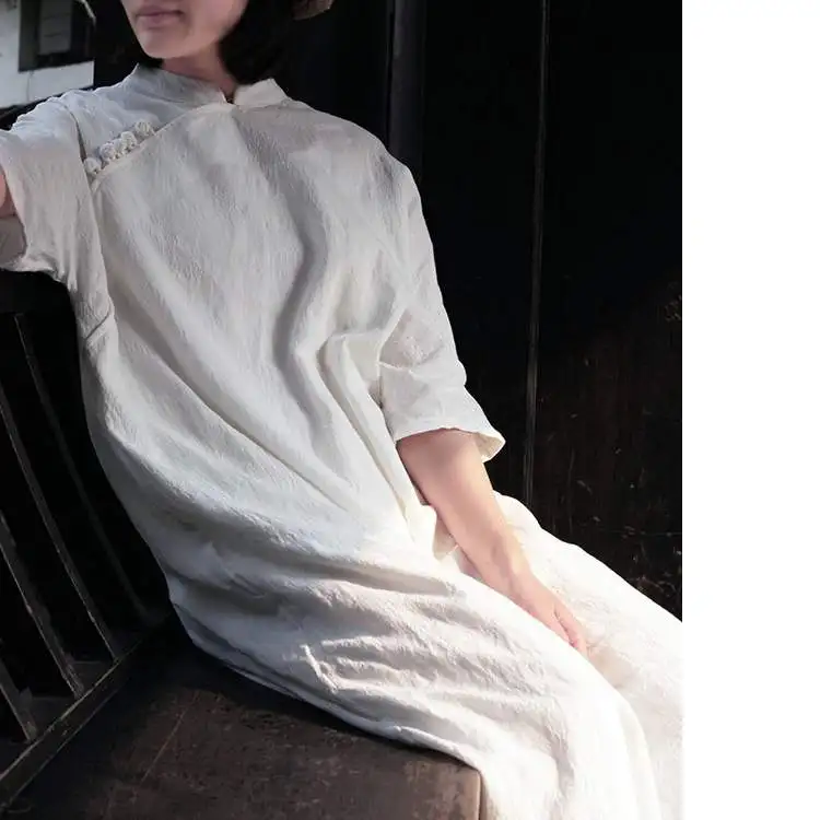 

Новое летнее хлопково-льняное платье в винтажном стиле с вышивкой, воротником-стойкой, асимметричной застежкой на пуговицах, свободного кроя, белое