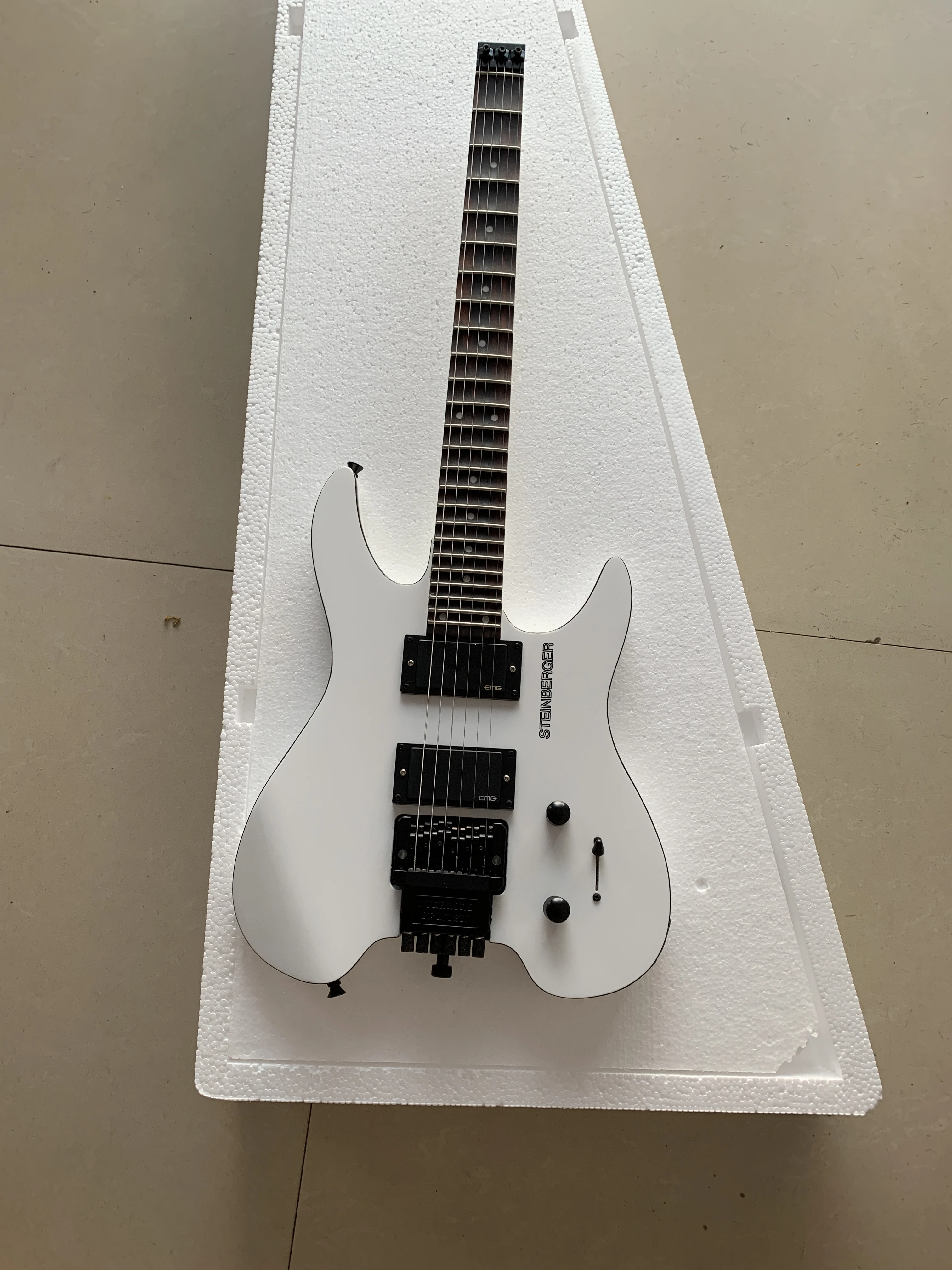 High-end customized headless 6-string electric guitar, rosewood fluted fingerboard, white body, double rocker bridge, support cu